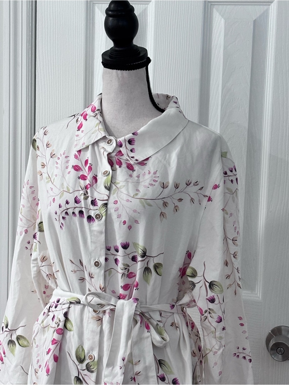 ⚪️⚪️Floral Button-Front Belted Robe in Cream with Pink Floral Print - Picture 4 of 11